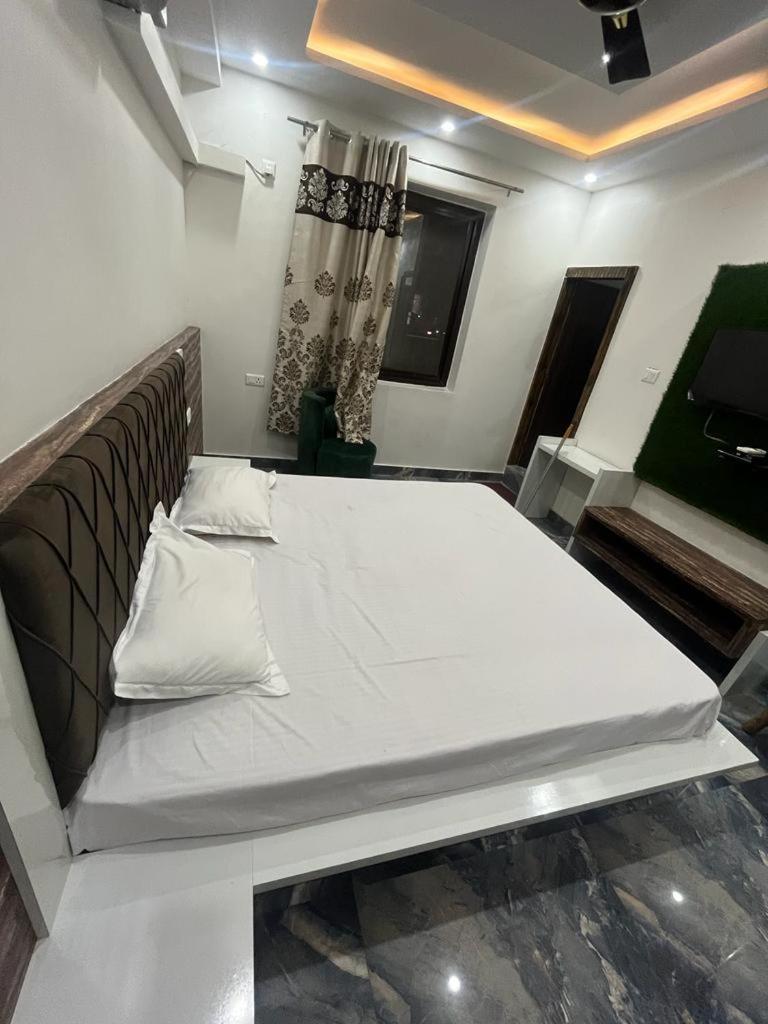 Hotel Jai Mata Chintpurni Family Hotel Bharwain Exteriér fotografie